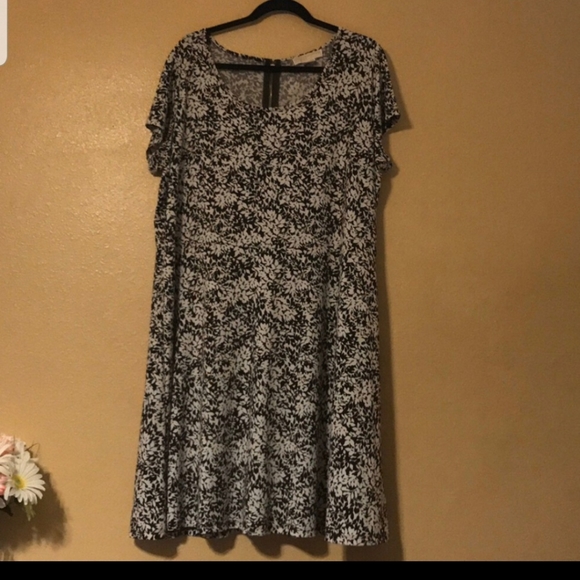MICHAEL Michael Kors Dresses & Skirts - 🤩Michael Kors black and white leaf print dress 2X